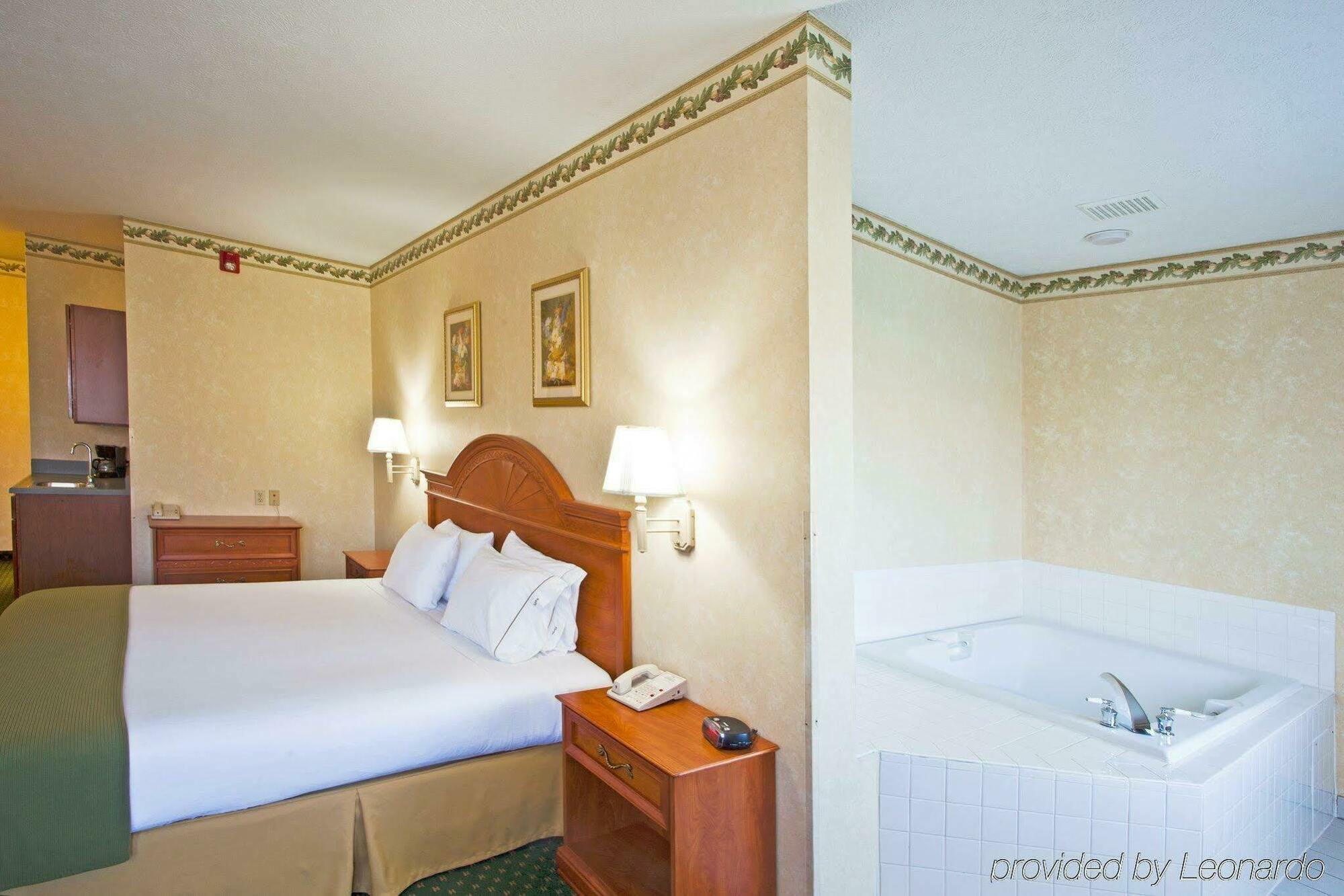 Holiday Inn Express Hotel & Suites Charlotte By Ihg Esterno foto
